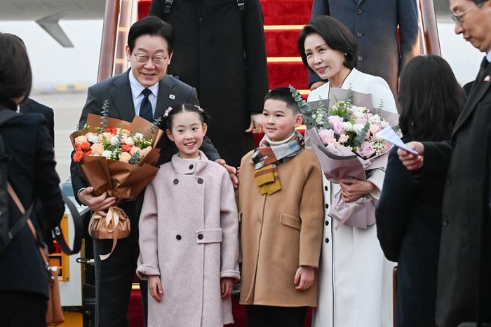 중국을 국빈 방문 중인 이재명 대통령과 김혜경 여사가 6일(현지 시간) 상하이 푸동 국제공항에 도착해 화동과 기념촬영을 하고 있다. ⓒ뉴시스