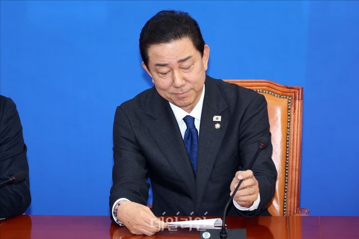 김병기 더불어민주당 원내대표가 지난해 12월 30일 오전 국회에서 원내대표직 사퇴 의사를 밝힌 뒤 무거운 표정을 짓고 있다. ⓒ데일리안 홍금표 기자