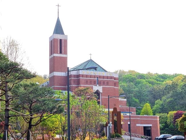숲으로 둘러싸인 서울 방배동성당 ⓒ