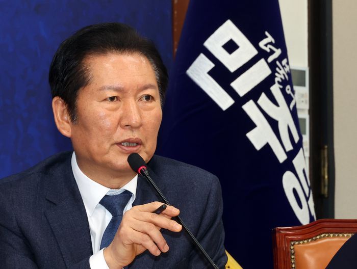 더불어민주당 정청래 대표가 13일 국회 당대표 회의실에서 이반 얀차렉 주한체코대사를 만나 얘기를 나누고 있다. ⓒ연합뉴스