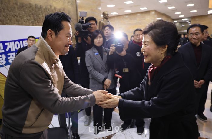장동혁 국민의힘 대표가 지난 22일 서울 여의도 국회의사당 로텐더홀에 위치한 단식농성장을 찾은 박근혜 전 대통령과 악수를 하고 있다. ⓒ데일리안 홍금표 기자