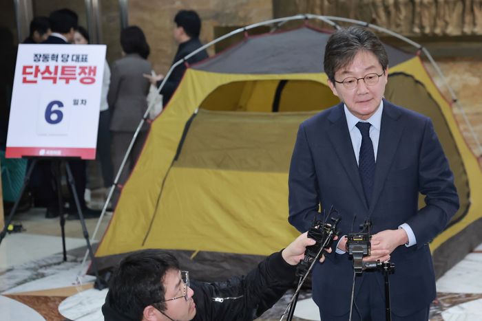 유승민 전 원내대표가 20일 국회 로텐더홀에서 단식 중인 국민의힘 장동혁 대표를 응원 방문한 뒤 취재진과 인터뷰하고 있다. ⓒ연합뉴스