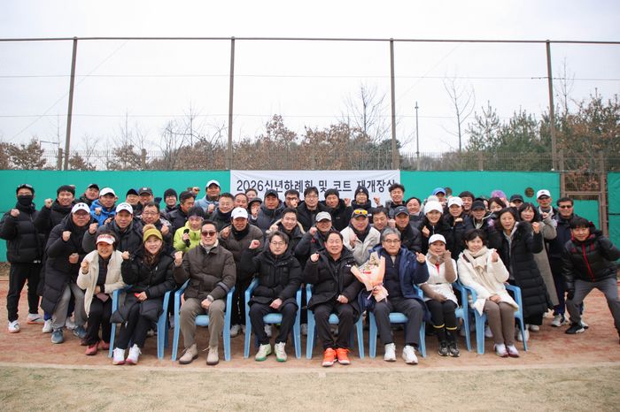 남양주시 다산동 주민과 체육 동호인들이 다산체육공원 2호 테니스장 재개장식을 개최한후 기념 촬영을 하고 있다.ⓒ남양주시 제공