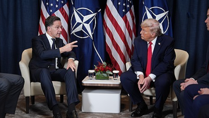 마르크 뤼터(왼쪽) 나토(NATO·북대서양조약기구) 사무총장과 도널드 트럼프 미국 대통령이 21일 스위스 다보스에서 회담하고 있다. ⓒAP/연합뉴스