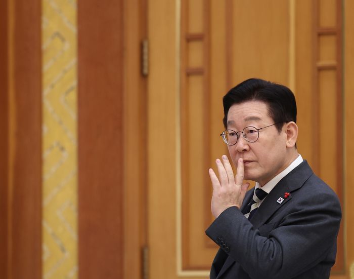 이재명 대통령이 16일 청와대 본관에서 아소 다로 전 일본 총리 접견에 앞서 권혁기 의전비서관과 대화하고 있다. ⓒ청와대통신사진기자단