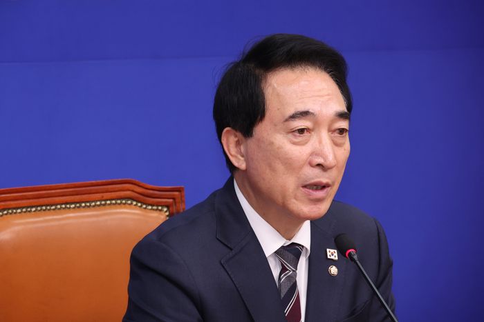 박수현 더불어민주당 수석대변인이 9일 오전 국회에서 현안 전반 관련 백브리핑을 하고 있다. ⓒ뉴시스