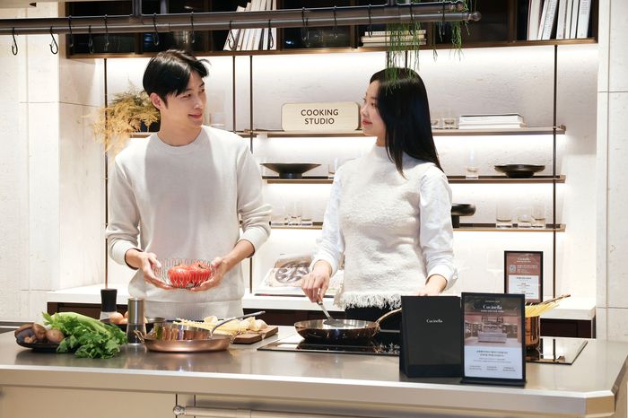 신세계백화점 강남점 9층 쿠치넬라 매장을 소개하고 있는 모델 사진.ⓒ신세계백화점