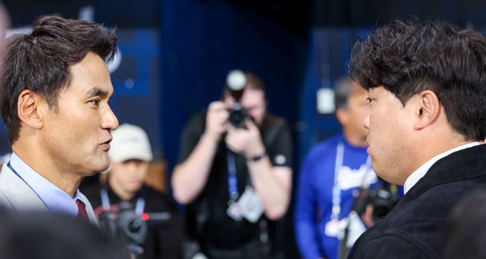 2024년 메이저리그 서울시리즈 개막전에서 만난 박찬호-류현진. ⓒ 뉴시스