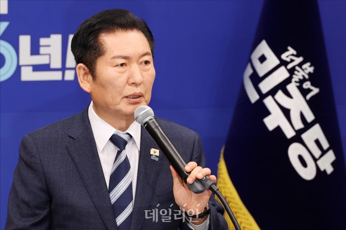 정청래 더불어민주당 대표가 22일 오전 국회에서 열린 긴급 기자회견에서 조국혁신당에 합당을 제안하고 있다. ⓒ데일리안 홍금표 기자