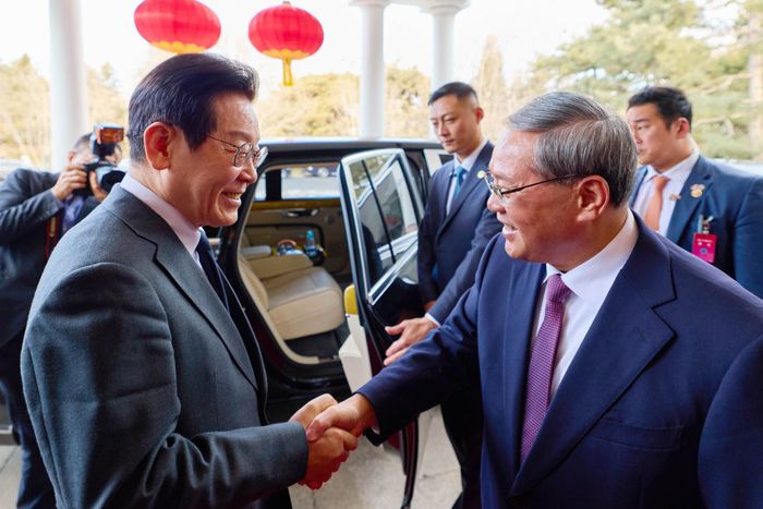 중국을 국빈 방문 중인 이재명 대통령이 6일(현지 시간) 베이징 조어대에서 리창 국무원 총리와 악수하고 있다. (공동취재) ⓒ뉴시스