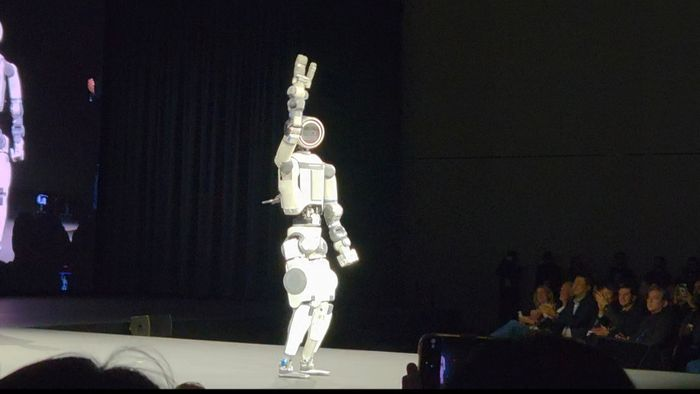 5일(현지시간) 미국 라스베이거스 만달레이 베이 컨벤션 센터에서 열린 CES 2026 현대자동차그룹 미디어 데이에서 차세대 전동식 휴머노이드 로봇 아틀라스가 무대 위로 걸어 나와 관객을 향해 손을 흔들고 있다. ⓒ데일리안 정진주 기자