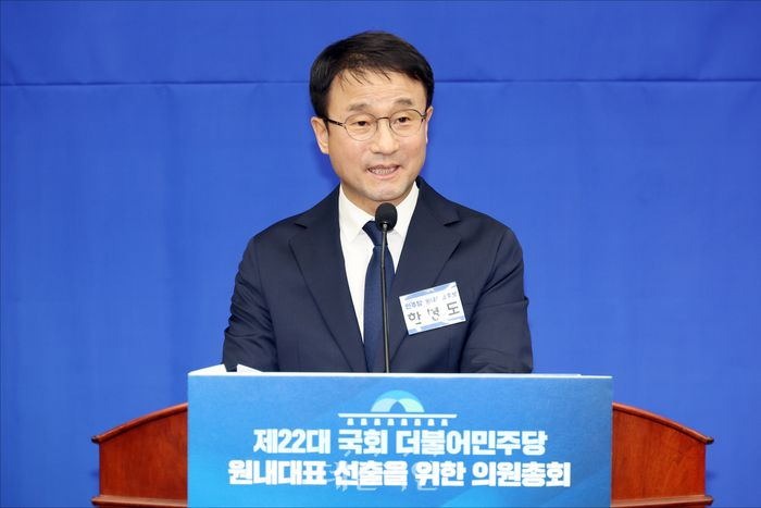 한병도 신임 더불어민주당 원내대표가 지난 11일 원내대표 선출을 위한 의원총회에서 당선 수락 연설을 하고 있다. ⓒ데일리안 홍금표 기자