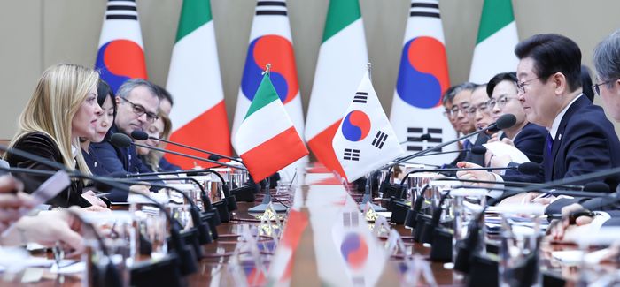 이재명 대통령과 조르자 멜로니 이탈리아 총리가 19일 청와대에서 열린 확대회담에서 악수하고 있다. ⓒ청와대통신사진기자단