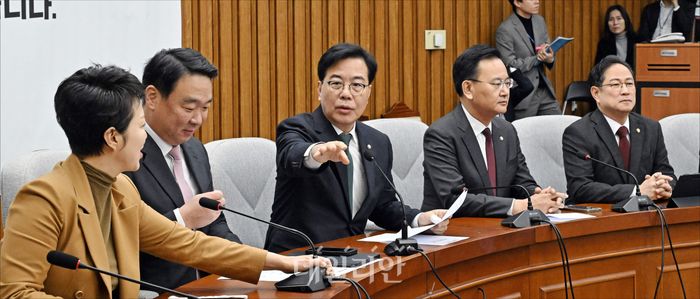 송언석 국민의힘 원내대표가 6일 오전 국회에서 열린 국민의힘 원내대책회의를 주재하고 있다. ⓒ데일리안 홍금표 기자