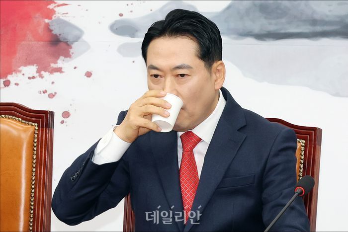 장동혁 국민의힘 대표가 5일 오전 국회에서 열린 국민의힘 최고위원회의에서 물을 마시고 있다. ⓒ데일리안 홍금표 기자