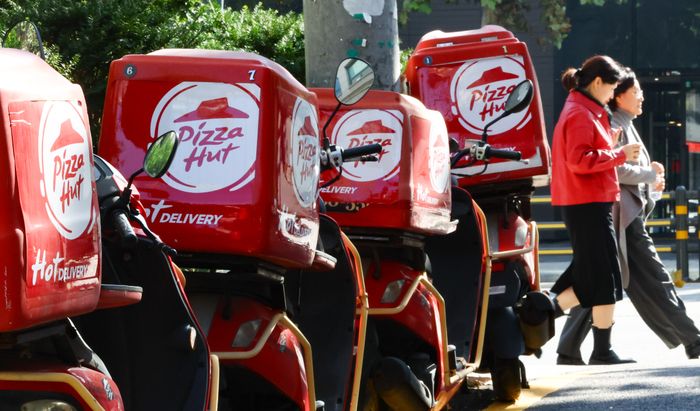 서울 시내 한 피자헛 매장에 배달용 오토바이들이 주차돼 있다.ⓒ뉴시스