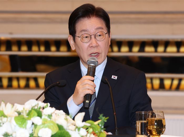 중국을 국빈방문 중인 이재명 대통령이 7일 상하이의 한 호텔에서 열린 순방 기자단 오찬 간담회에서 취재진 질문에 답하고 있다. ⓒ연합뉴스