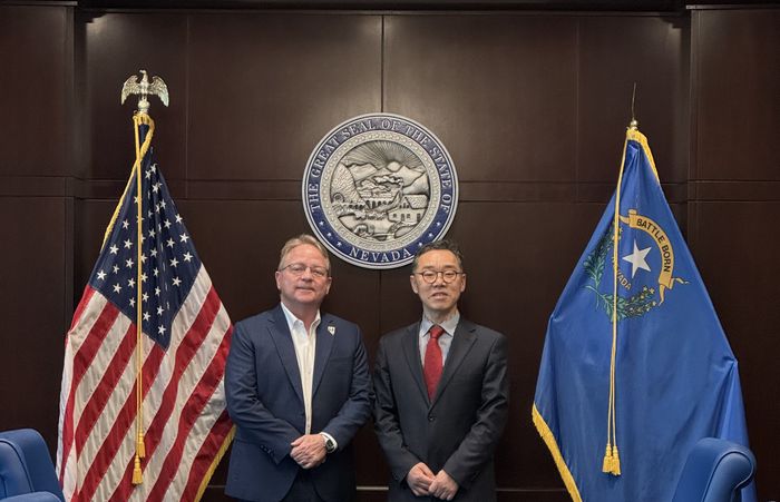 신승한 방송미디어통신위원회 시장조사심의관(오른쪽)이 현지시간 8일 미국 네바다주 경제청사에서 토마스 제이번즈(Thomas J.Burns) 경제청장과 면담 후 기념촬영하고 있다.ⓒ방송미디어통신위원회