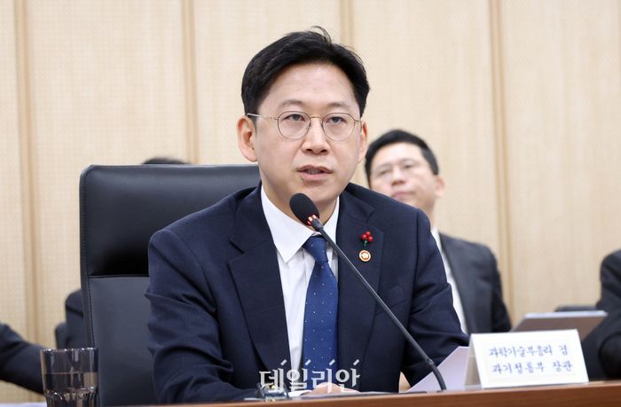 배경훈 과학기술정보통신부 장관이 지난 16일 세종시 정부세종청사에서 열린 산업경쟁력강화 관계장관회의 겸 성장전략 TF 회의에서 발언하고 있다.ⓒ뉴시스