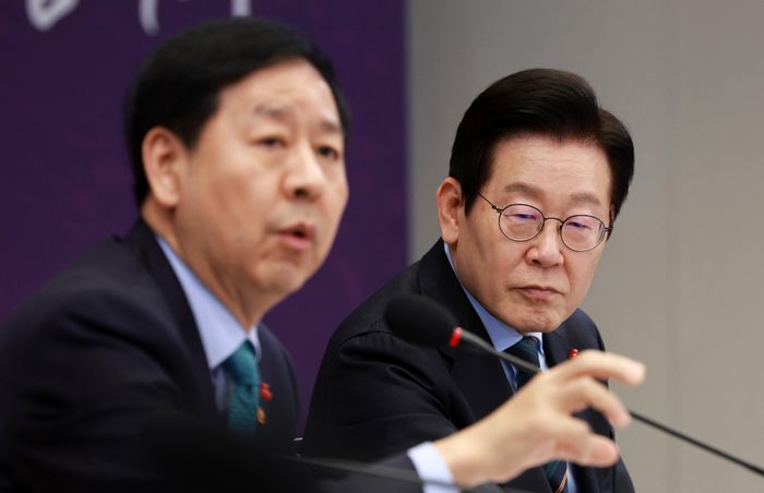 이재명 대통령이 구윤철 부총리 겸 기획재정부 장관의 발언을 듣고 있다(자료사진). ⓒ뉴시스