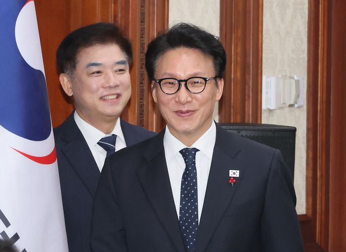 김민석 국무총리가 15일 서울 종로구 정부서울청사에서 열린 국가정책조정회의에 참석하고 있다. 왼쪽은 김병욱 청와대 정무비서관. ⓒ연합뉴스