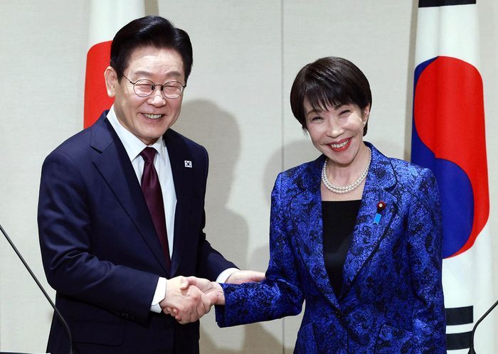 이재명 대통령과 다카이치 사나에 일본 총리가 13일(현지 시간) 나라현 회담장에서 한일 공동 언론발표를 마친 뒤 악수하고 있다. ⓒ뉴시스