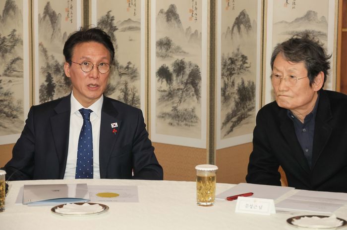 김민석 국무총리가 20일 서울 종로구 삼청동 총리공관에서 열린 연극인 간담회에서 인사말을 하고 있다. ⓒ연합뉴스