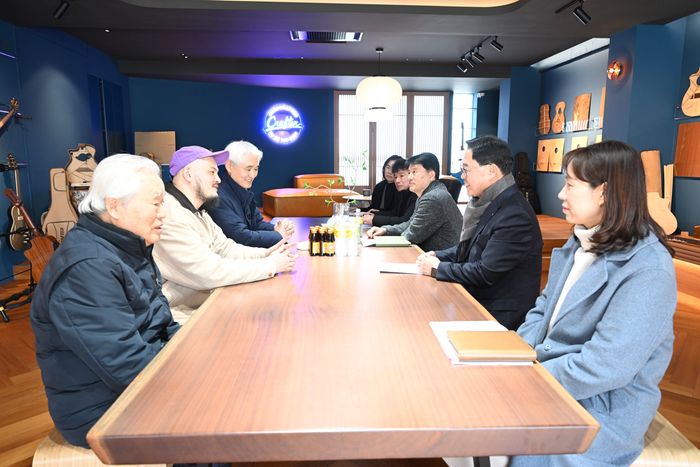 양주시 관계자들이 통기타 제조 기업