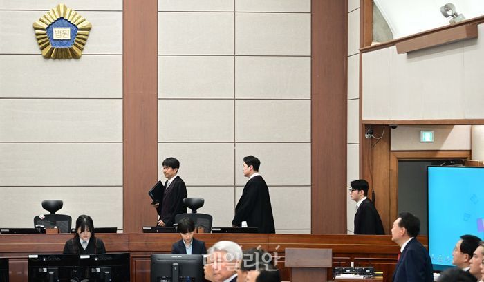 지귀연 부장판사(왼쪽)가 윤석열 전 대통령의 내란 우두머리 혐의 재판을 하기 위해 21일 오전 서울 서초구 서울중앙지법 417호 법정으로 들어오고 있다. 2025.04.21.ⓒ사진공동취재단