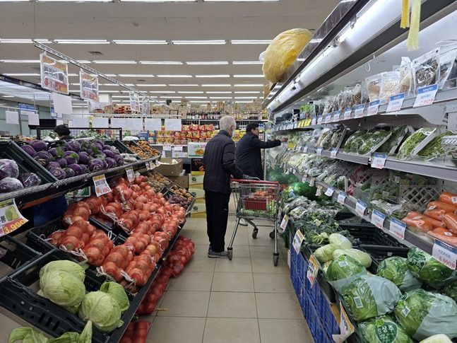 마트에서 식재료를 사고 있는 회원 ⓒ