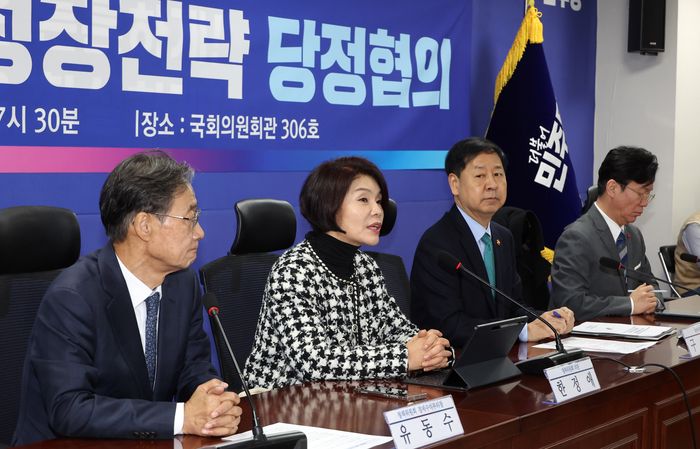 더불어민주당 한정애 정책위의장(왼쪽 두 번째)이 7일 의원회관에서 열린 2026년 경제성장전략 당정 협의에서 발언하고 있다. ⓒ연합뉴스