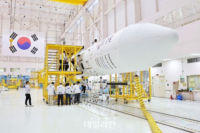 전남 고흥에 위치한 나로우주센터 조립동에서 연구진들이 지난해 누리호 4차 발사 총조립 작업을 수행하고 있다.ⓒ우주항공청