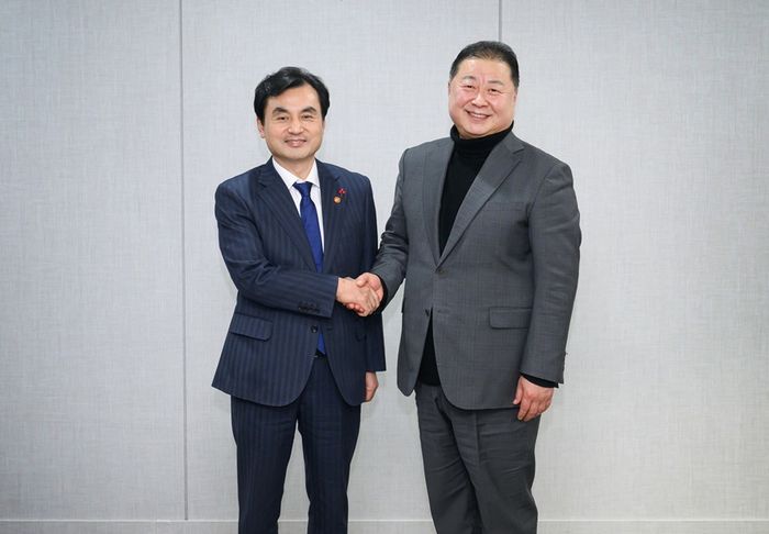 김경일 파주시장(오른쪽)이 지난 28일 열린 ‘경기북부 반환공여지 개발 정부 지원방안 지방정부 의견 청취 간담회’에서  안규백 국방부장관과  악수를 나누고 있다.ⓒ