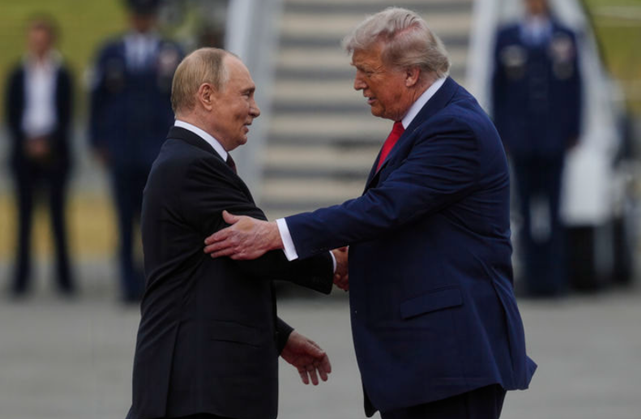 도널드 트럼프(오른쪽) 미국 대통령이 지난해 8월 15일 미 알래스카주에서 블라디미르 푸틴 러시아 대통령을 맞이하고 있다. ⓒAP/뉴시스
