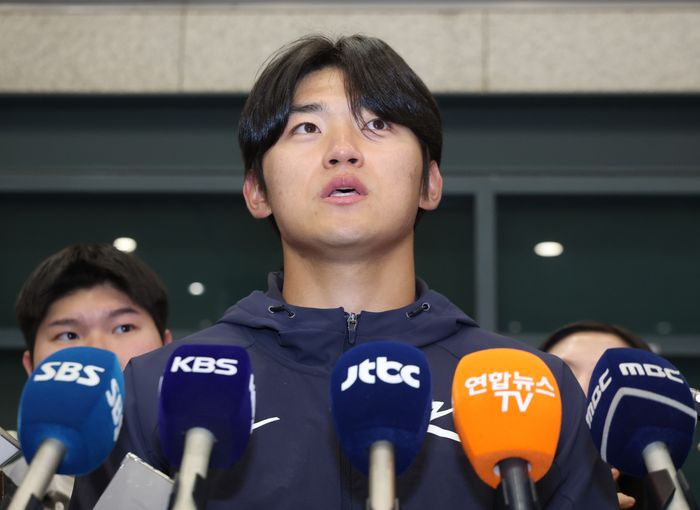 2026 월드베이스볼 클래식(WBC)에 출전하는 대한민국 야구 국가대표팀 김도영이 20일 밤 사이판에서 전지훈련을 마치고 인천국제공항 1터미널을 통해 귀국해 취재진과 인터뷰 하고 있다. ⓒ 뉴시스