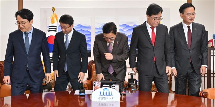 우원식 국회의장, 한병도 더불어민주당 원내대표, 송언석 국민의힘 원내대표 등이 14일 오후 서울 여의도 국회에서 열린 국회의장 주재 여야 원내대표 회동에서 기념촬영을 하고 있다. ⓒ데일리안 홍금표 기자