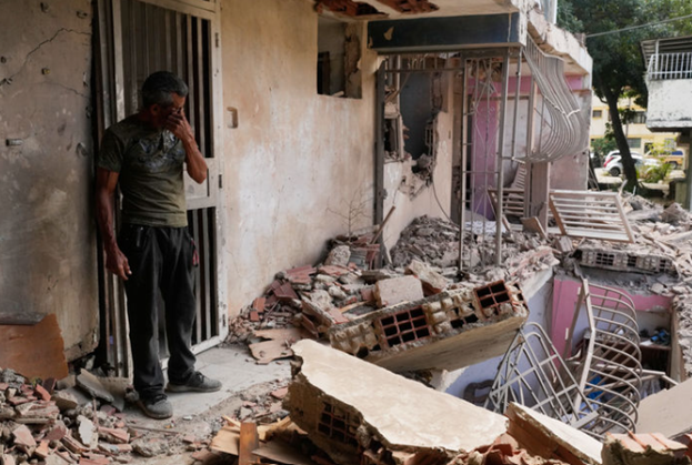 4일(현지시간) 베네수엘라 카티아라마르의 한 마을 주민이 미군의 공습으로 파손된 저택을 살펴보고 있다. ⓒAP/뉴시스