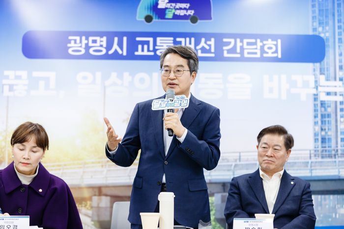 김동연 경기도지사가 13일 광명시 목감교 확장공사 현장을 찾아 인사말을 하고 있다.ⓒ