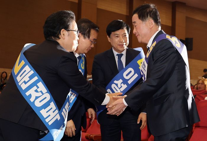 11일 국회 의원회관에서 열린 더불어민주당 최고위원 보궐선거 후보자 합동연설회에서 최종 선출된 문정복, 이성윤, 강득구 신임 최고위원들이 낙선한 이건태 의원과 손을 맞잡고 인사하고 있다. ⓒ연합뉴스