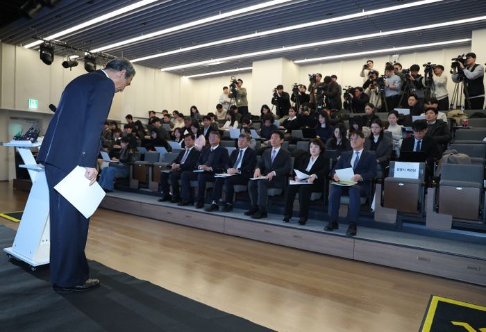 민중기 특별검사가 29일 서울 종로구 KT광화문빌딩 웨스트에서 열린 최종 브리핑에서 인사하고 있다. ⓒ연합뉴스