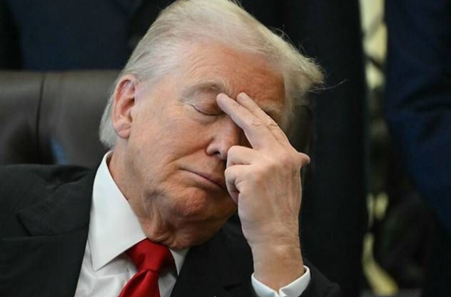 도널드 트럼프 미국 대통령이 지난해 11월 6일 백악관에서 진행된 한 행사에서 손으로 이마를 짚은 채 눈을 감고 있다. ⓒAFP/연합뉴스