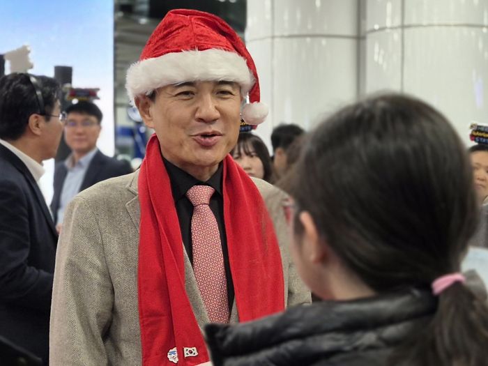 김진태 강원특별자치도지사가 양양국제공항을 통한 강원도 인바운드 해외관광객 유치에 발벗고 뛰고 있다. 김 지사가 지난달 18일 양양국제공항에서 열린 필리핀 동계 전세기 단체 관광객 환대 행사에 참석해 직접 승객들을 반기고 있다. ⓒ연합뉴스