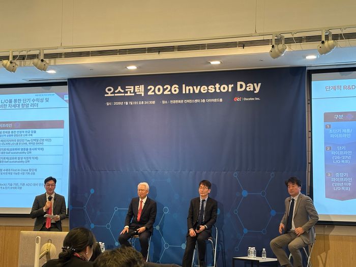 (왼쪽부터) 신동준 오스코텍 전무, 고종성 제노스코 대표, 윤태영 오스코텍 대표, 곽영신 오스코텍 부사장이 7일 서울 여의도 전경련회관에서 열린 인베스터 데이 행사에서 발표하고 있다. ⓒ데일리안 이소영 기자