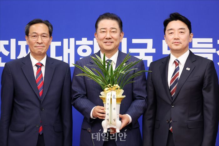 김병기 더불어민주당 전 원내대표가 지난해 6월 원내대표로 선출된 직후 강훈식 청와대 비서실장, 우상호 정무수석과 함께 만나 이재명 대통령이 보낸 축하 난을 들고 기념촬영을 하고 있다. ⓒ데일리안 홍금표 기자