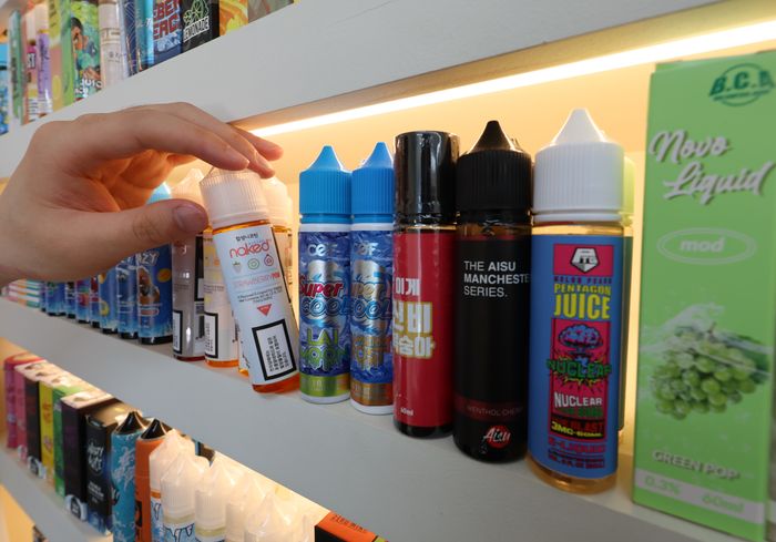 서울 시내의 한 전자담배 가게에서 직원이 액상 담배용 액상을 들어보이고 있다.ⓒ뉴시스