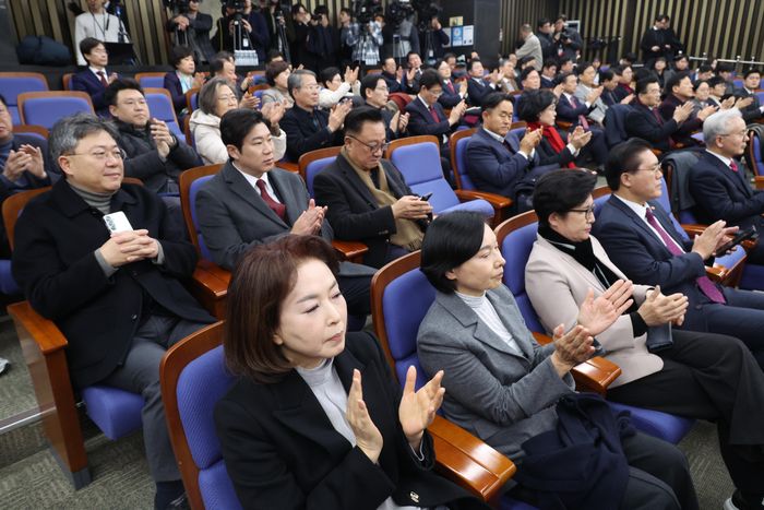 26일 오후 국회에서 열린 국민의힘 의원총회에서 송언석 원내대표의 제안으로 의원들이 장동혁 대표를 격려하는 박수를 치고 있다. ⓒ뉴시스