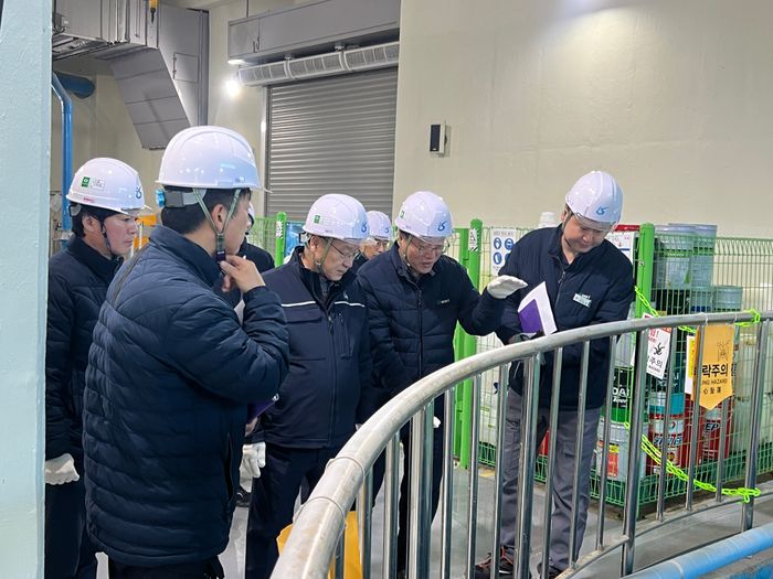 김성훈 인천환경공단 이사장이 승기사업소 진두하수처리시설을 점검하고 있다. ⓒ 인천환경공단 제공