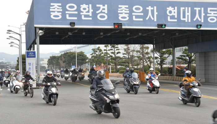 현대자동차 울산2공장 명촌정문으로 근로자들이 퇴근을 하고 있다. ⓒ뉴시스