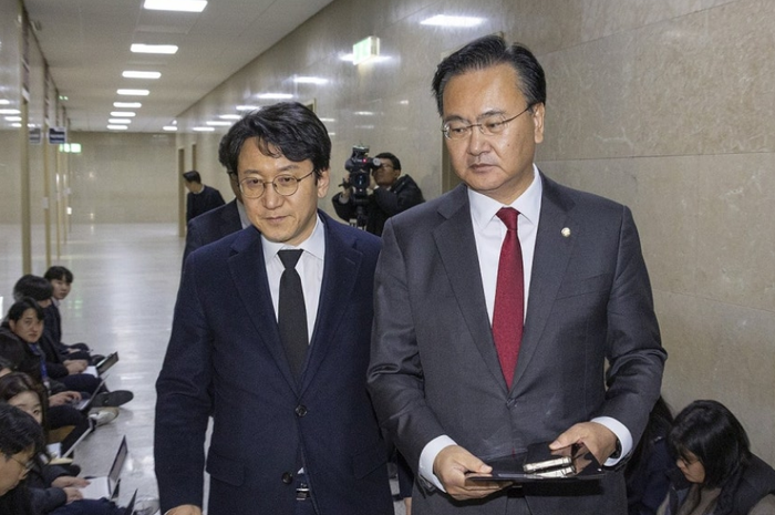 더불어민주당 천준호 원내운영수석부대표(왼쪽)와 국민의힘 유상범 원내운영수석부대표가 28일 국회에서 오는 29일로 예고된 본회의 안건 협상을 위해 운영위원장실로 나란히 입장하고 있다. ⓒ연합뉴스