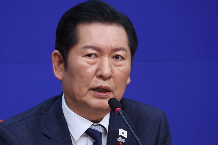 더불어민주당 정청래 대표가 지난 26일 국회에서 열린 기자회견에서 